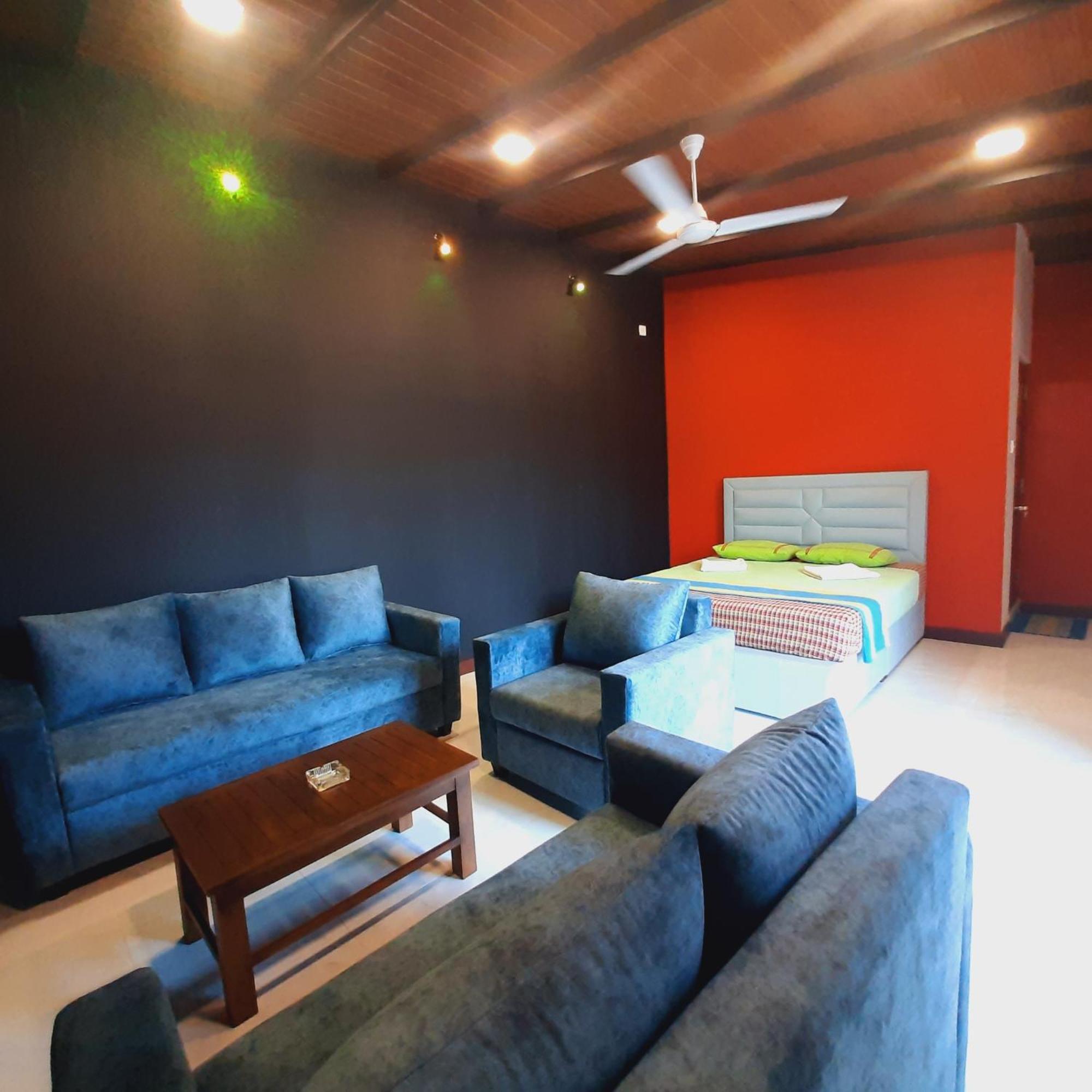 Royal Crown Residency Hotel Talawatugoda Екстер'єр фото