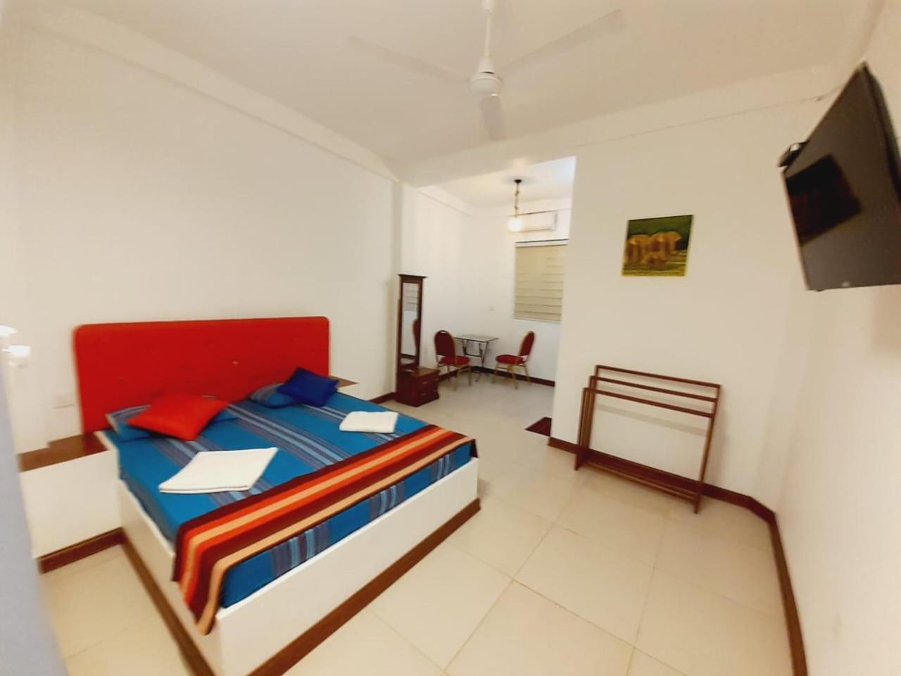 Royal Crown Residency Hotel Talawatugoda Екстер'єр фото