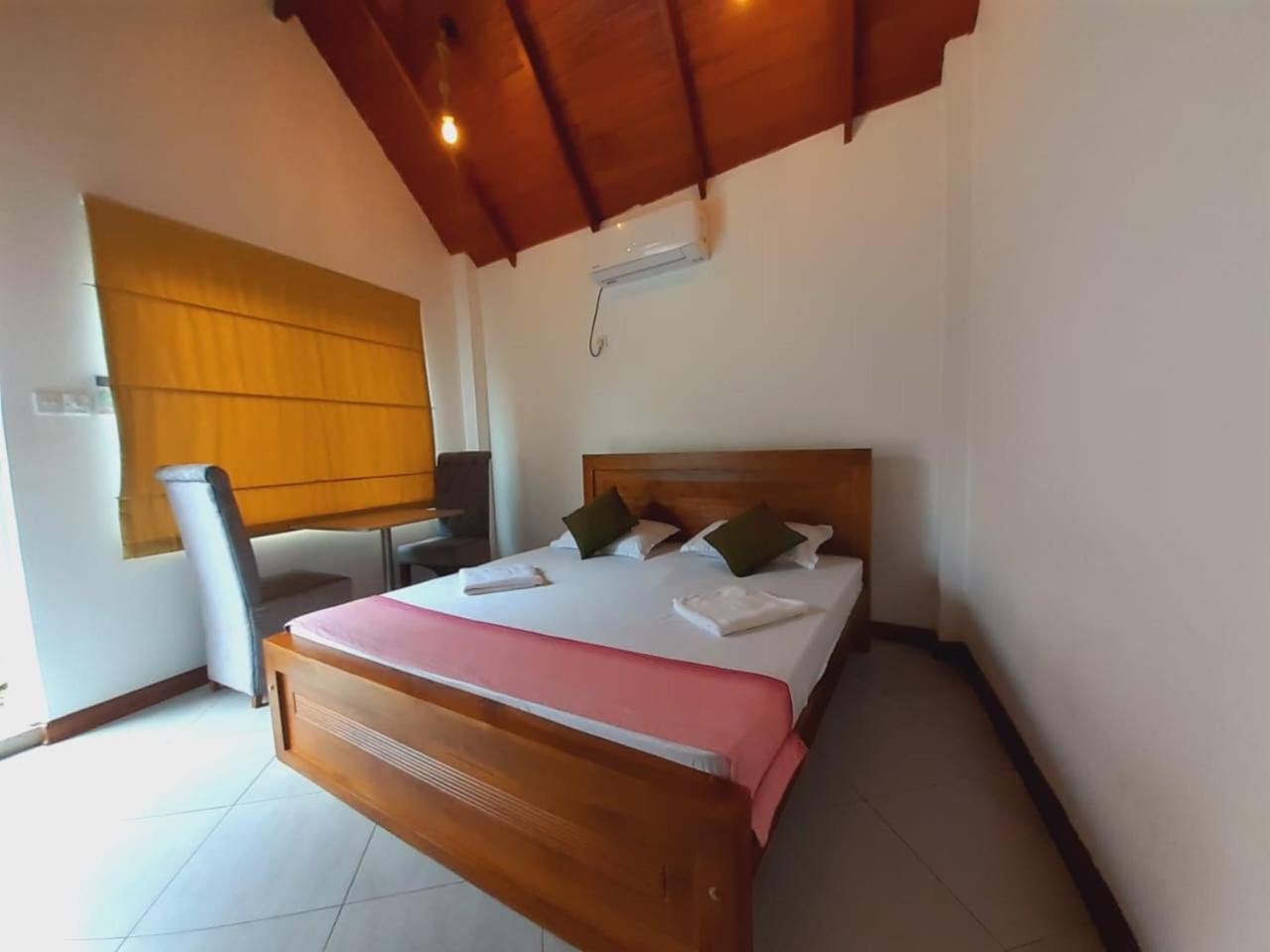 Royal Crown Residency Hotel Talawatugoda Екстер'єр фото
